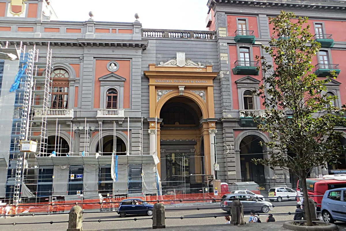 Den bueformede indgang til Galleria Principe di Napoli på Piazza Museo, med galleriets navn over buen