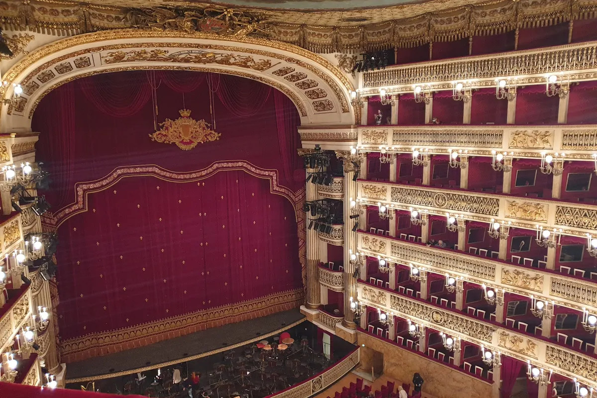 Teatro di San Carlos rød- og guldsalen set fra en høj balkon, med scenetæppet lukket